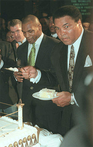１９９９年、アリ氏の５７歳の誕生日パーティーに出席し、大先輩と一緒にケーキを食べるタイソン氏