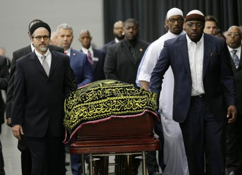 ムハマド・アリ氏のイスラム式の葬儀が営まれる