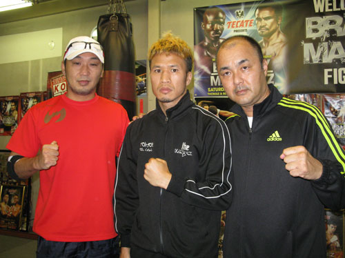 世界挑戦を発表する（左から）中島トレーナー、大沢、田中会長