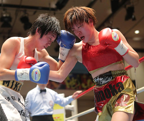 ＜女子ボクシング世界戦＞７回、岩川美花（左）に左ボディーを見舞う古川夢乃歌