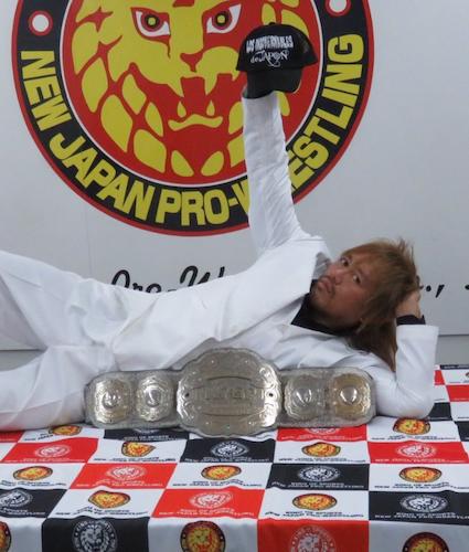 プロレス大賞を初受賞した新日本の内藤は、テーブルの上に横たわり、ＩＷＧＰインターコンチのベルトとともにポーズを決める
