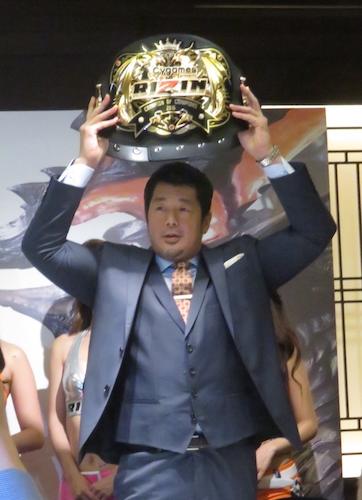 ＲＩＺＩＮ無差別級トーナメントのチャンピオンベルトを掲げる高田統括本部長