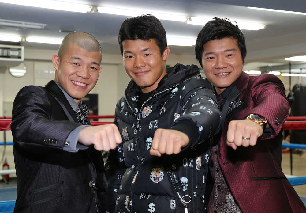 久々の３ショットに笑顔を見せる（左から）亀田興毅氏、和毅、大毅氏の３兄弟