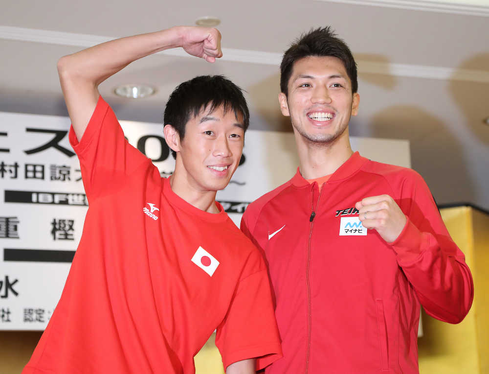 ボクシングフェス２０１６の調印式でファイティングポーズを決める清水（左）と村田