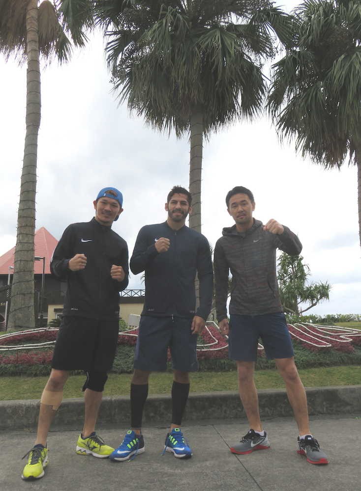 沖縄で走り込みキャンプを続ける（右から）山中、リナレス、尾川