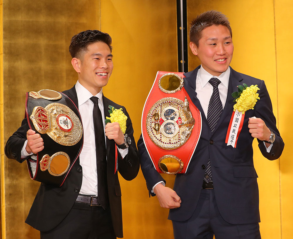 年間表彰式で優秀選手の井岡（左）と笑顔の小国