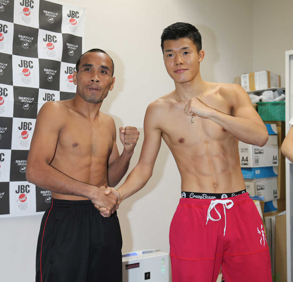 計量をパスして握手する亀田和毅（右）と対戦するマイク・タワッチャイ