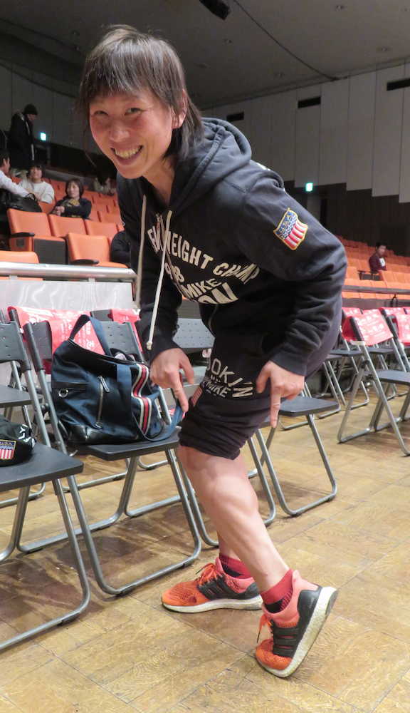 プロテスト会場で女子競輪で鍛えた脚を披露する島野麗敏