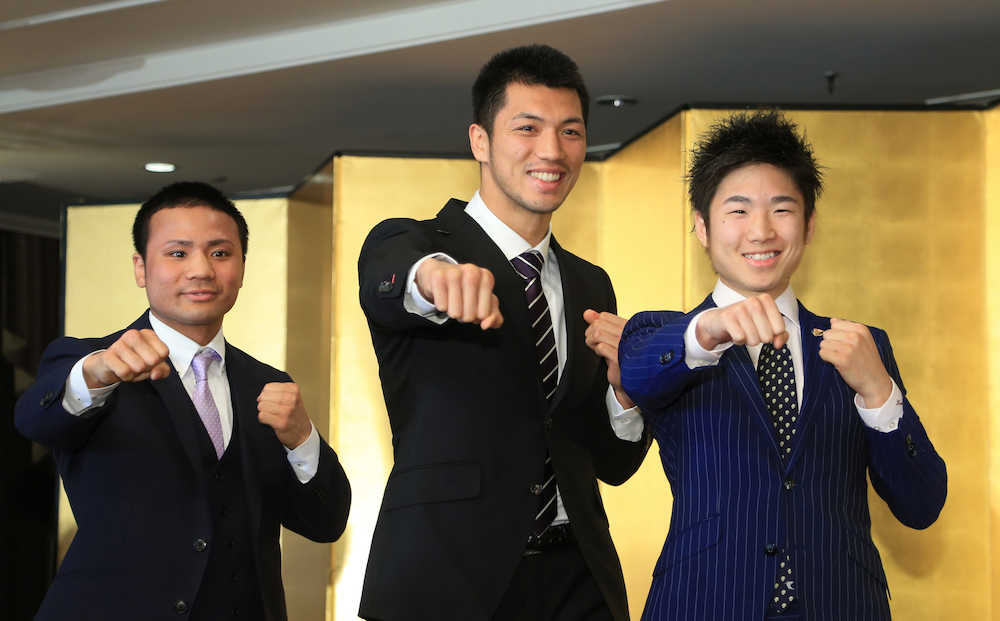 会見を終えポースする（左から）比嘉大吾、村田諒太、拳四朗