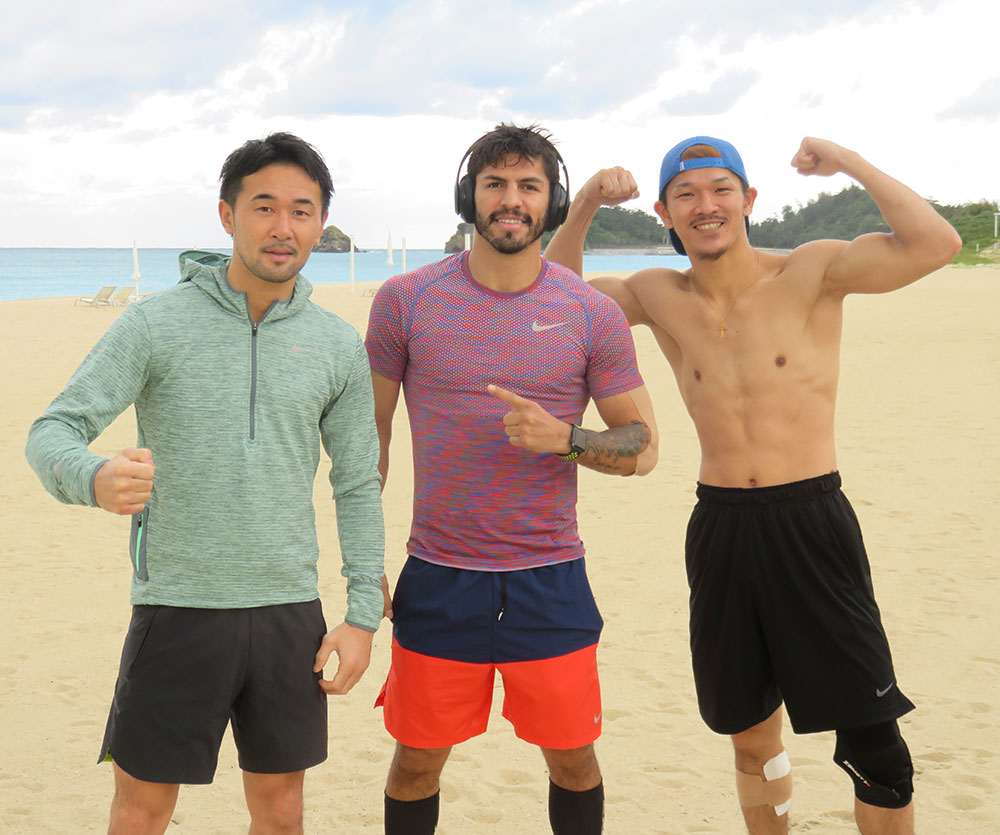 リナレス（中央）は１月の沖縄キャンプで山中慎介（左）、尾川堅一と一緒に走り込んだ