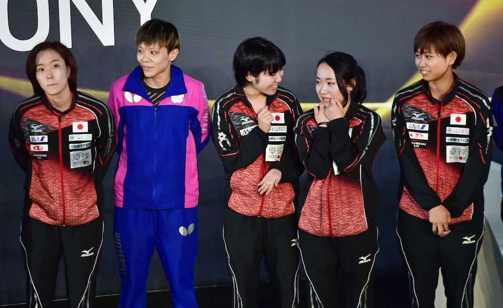 卓球の世界選手権個人戦の組み合わせ抽選会に出席した石川佳純（左端）、（左３人目から右に）平野美宇、伊藤美誠、佐藤瞳