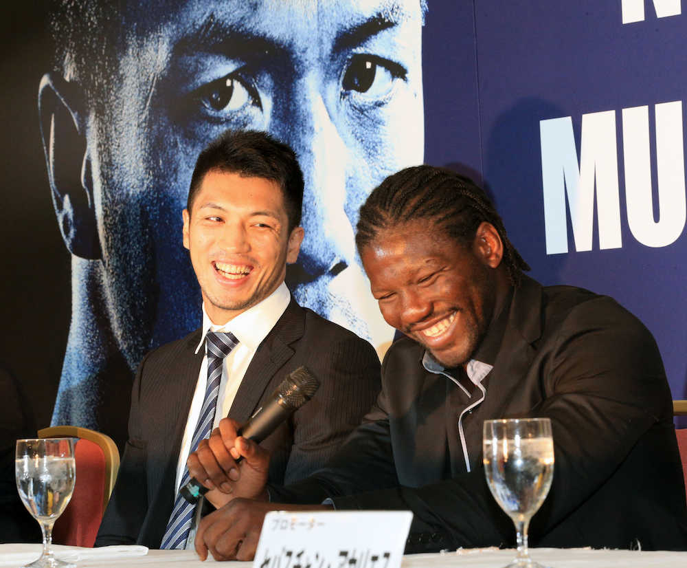 世界戦発表会見で笑顔を見せるエンダム（右）と村田