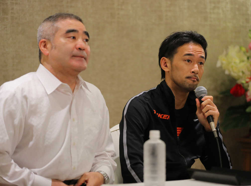 防衛失敗から一夜明け、記者会見を行う山中（右）と帝拳ジム・浜田代表
