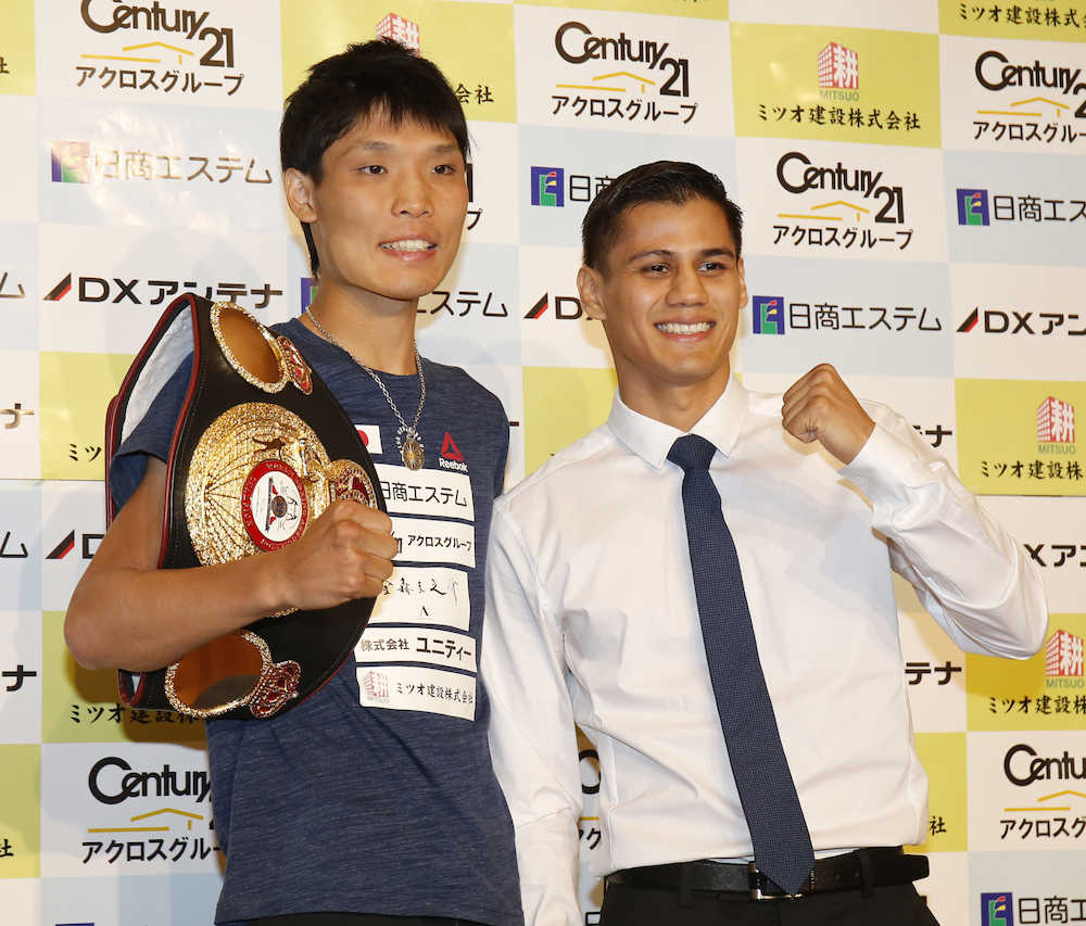 ＷＢＣスーパーバンダム級チャンピオン・久保隼（左）と挑戦者・ダニエル・ローマンがポーズを決める