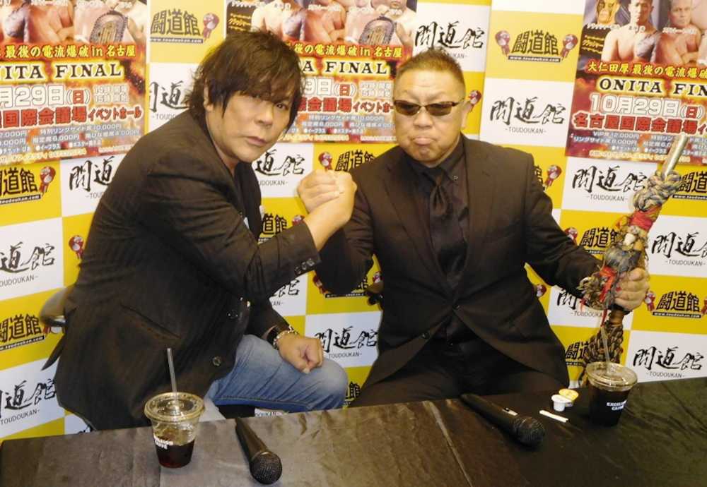 握手をかわす大仁田厚（左）と青柳政司　　　　　　