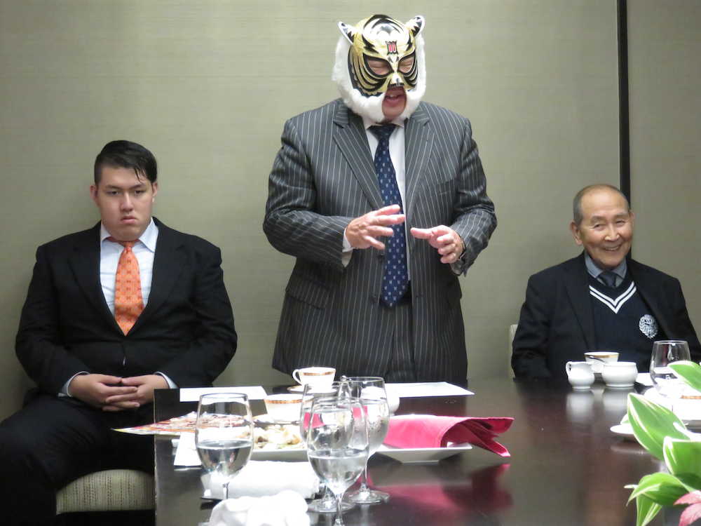 引退カウントダウンについて語る、初代タイガーマスクの佐山サトル（中央）。左は納谷幸男、右は新間寿氏