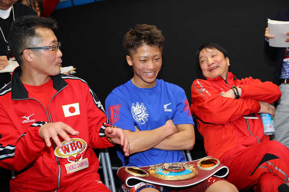 控室で笑顔の（左から）父・真吾トレーナー、井上尚弥、大橋会長