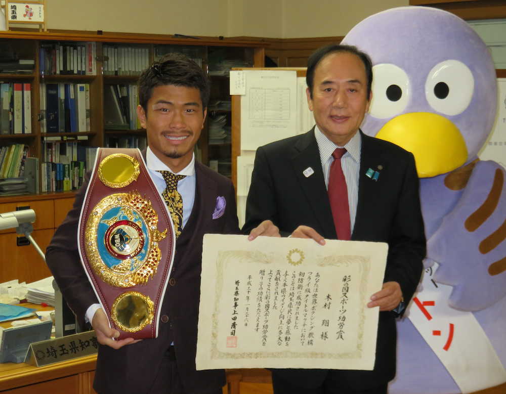 木村（左）は上田知事からスポーツ功労賞を贈呈される