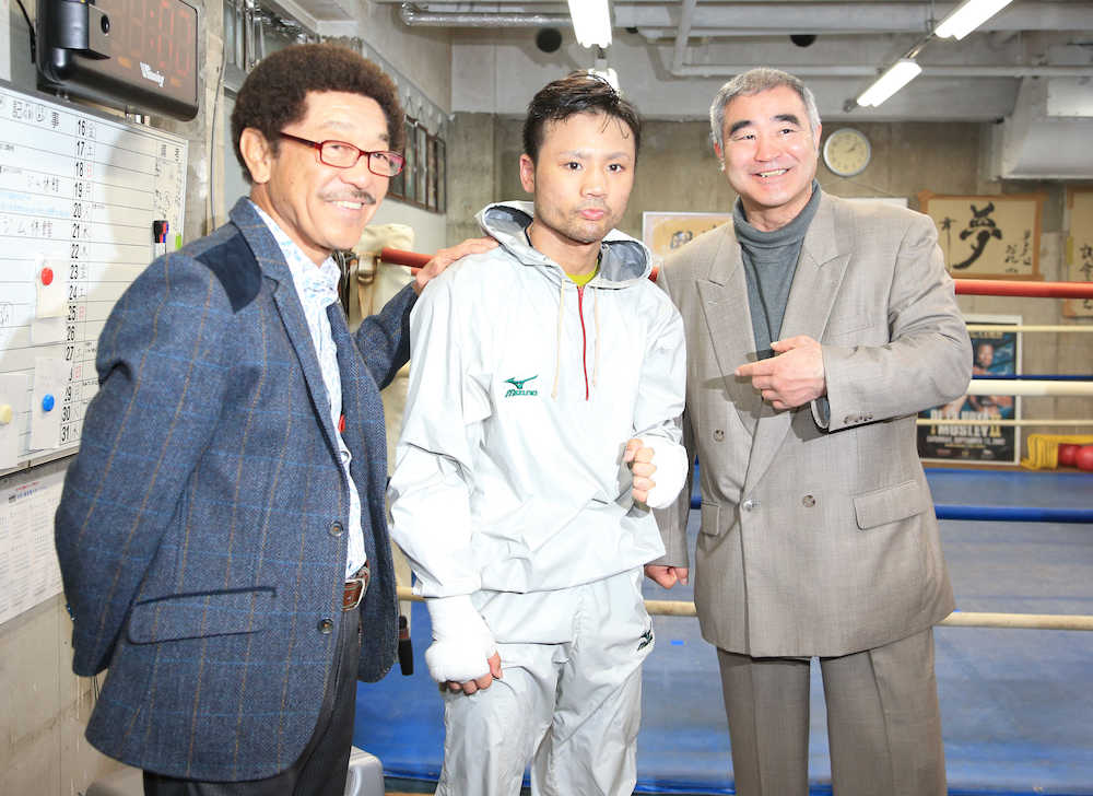 笑顔で撮影に応じる（左から）具志堅会長、比嘉、浜田氏