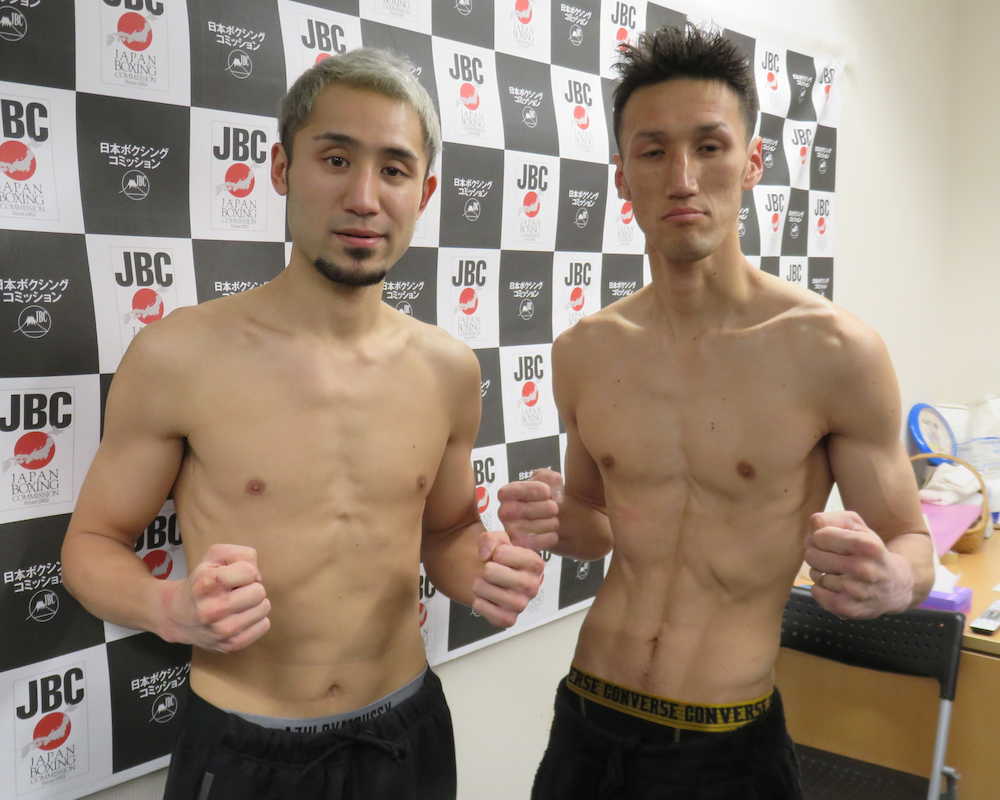 日本ライト級王者・吉野（左）と挑戦者の斉藤