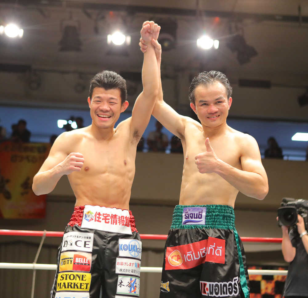 ポンサクレック（右）に勝利した亀田興毅