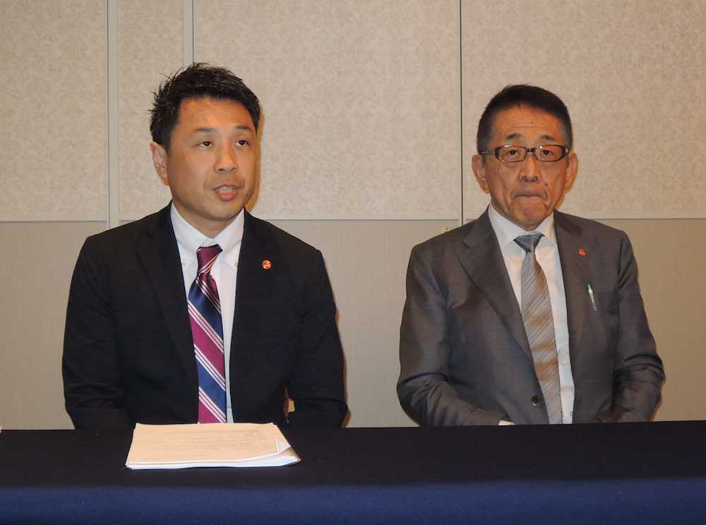 会見する日本プロボクシング協会の渡辺会長（右）とジュニア・チャンピオンズリーグ実行委員会の森岡委員長