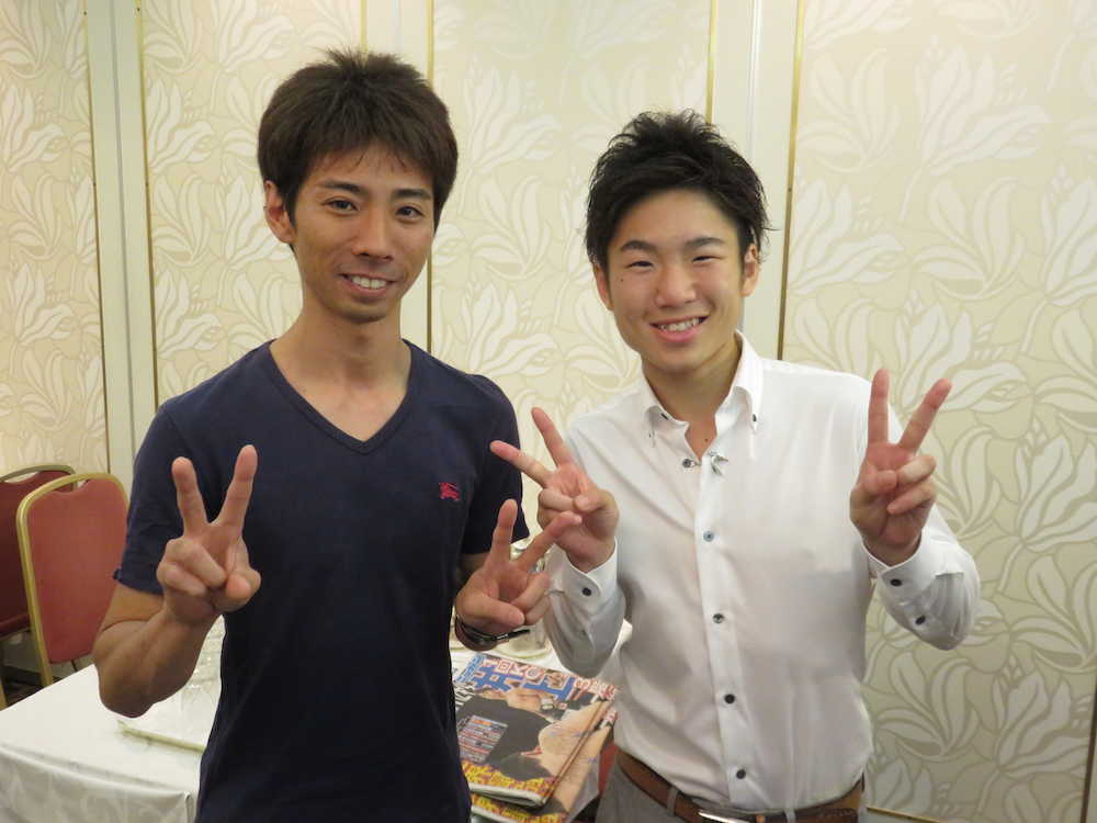 拳四朗（右）はいとこのボートレーサー是沢孝宏とピースサイン