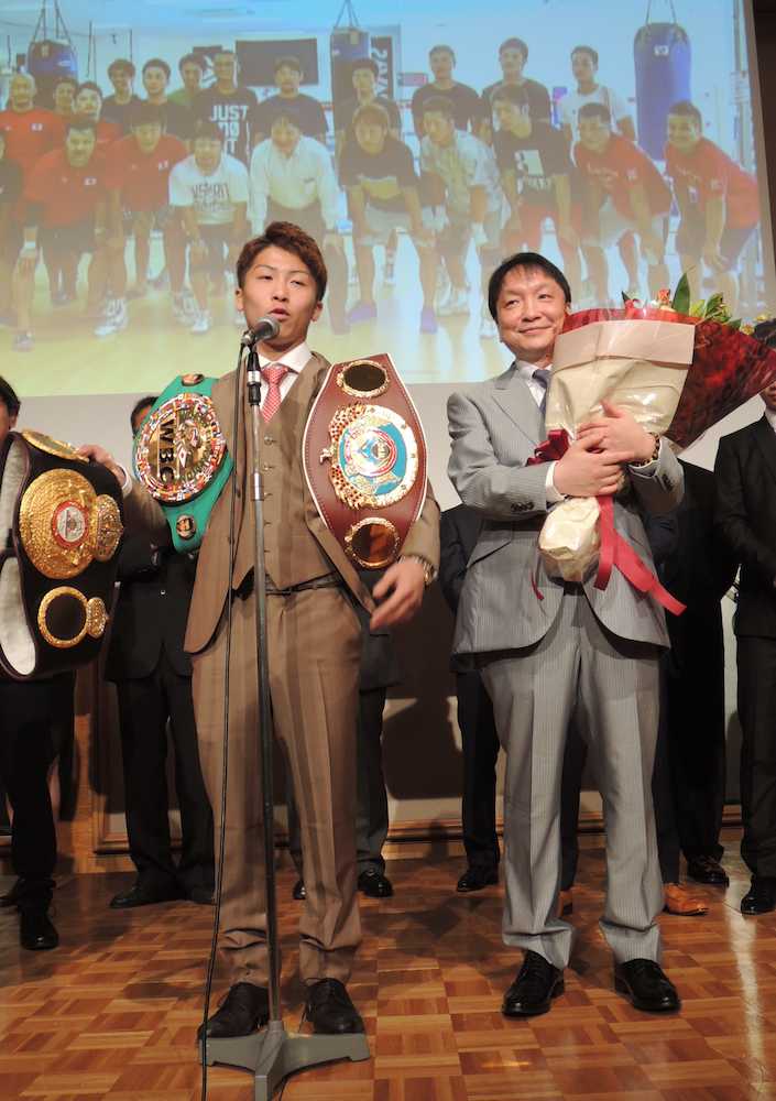 ３本のベルトを手にあいさつする３階級制覇王者・井上尚弥（左）右は大橋会長