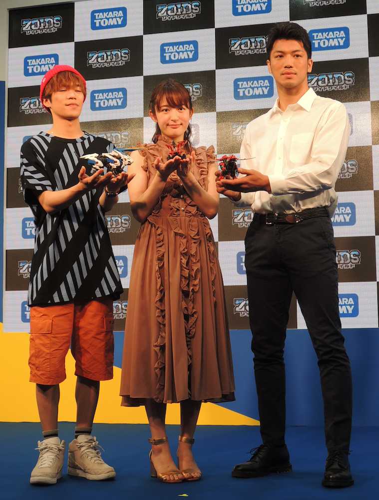 「東京おもちゃショー２０１８」タカラトミー「ゾイドワイルド　ステージ」に登場した（左から）声優の小野賢章、小松未可子、ボクシングＷＢＡ世界ミドル級王者・村田諒太　