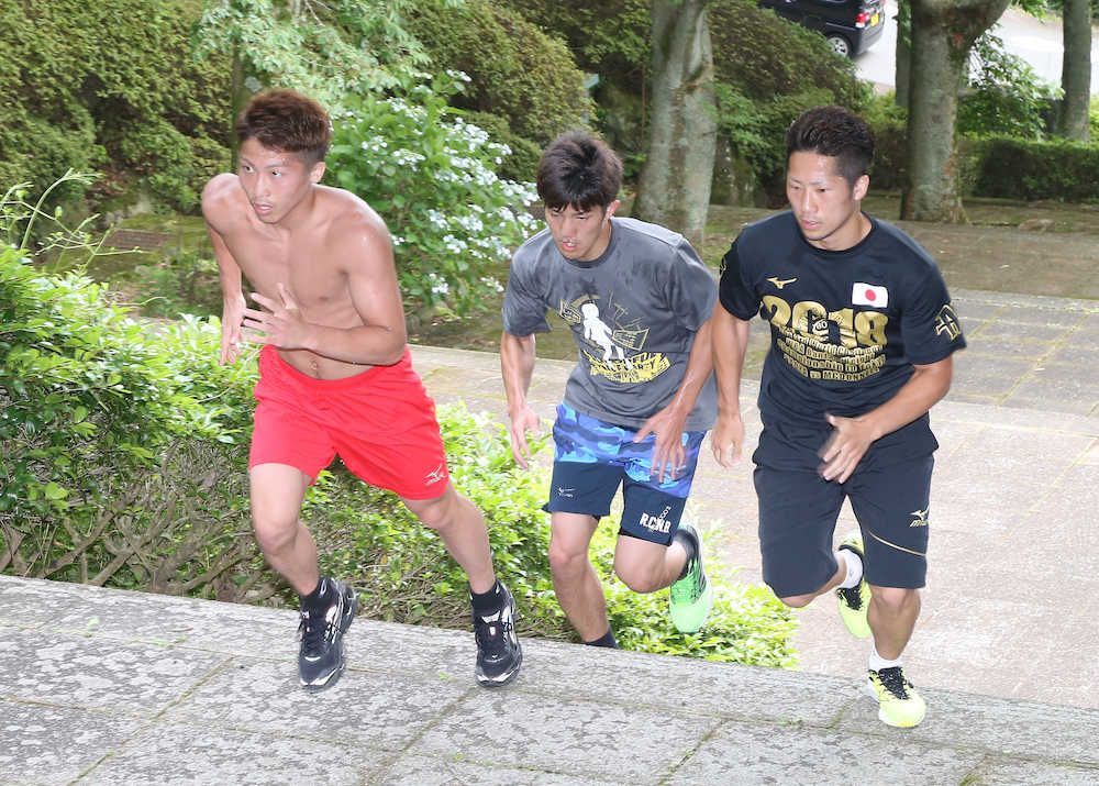 熱海合宿でトレーニングする（左から）井上尚弥、井上浩樹、井上拓真（撮影・郡司　修）