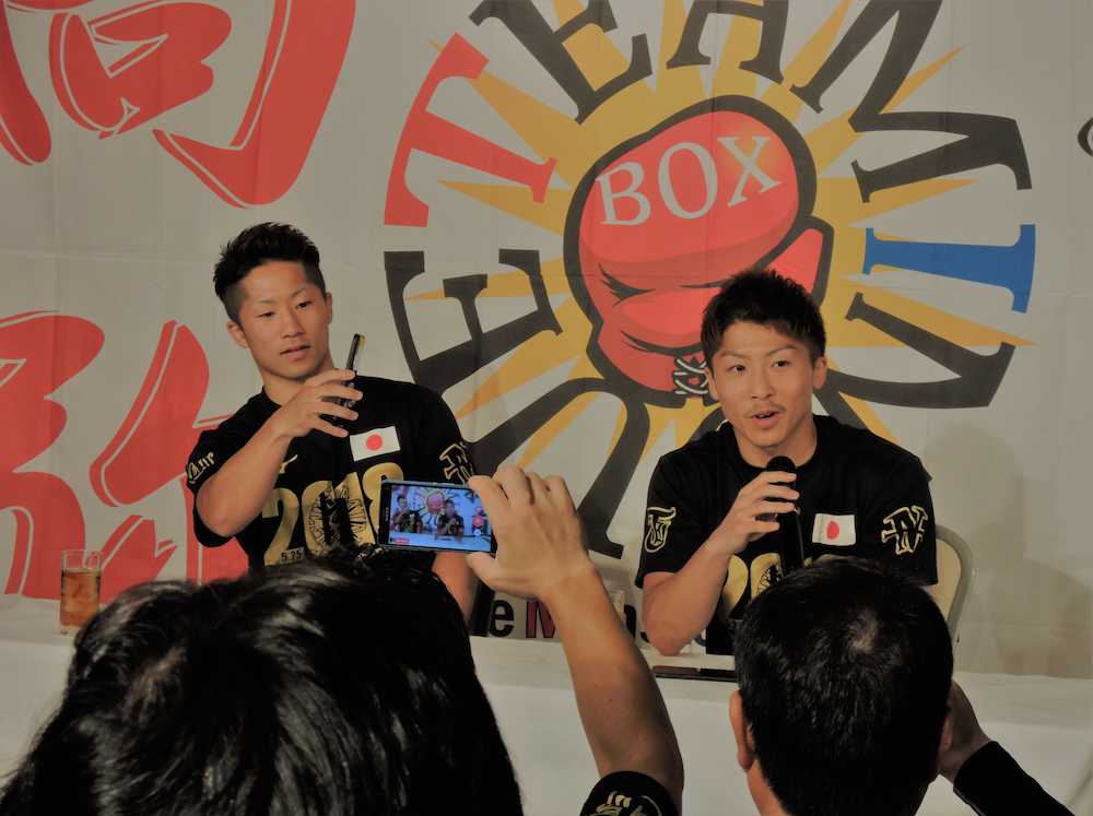 記者会見風の質問コーナーでファンの質問に答える井上尚弥（右）左は弟の拓真