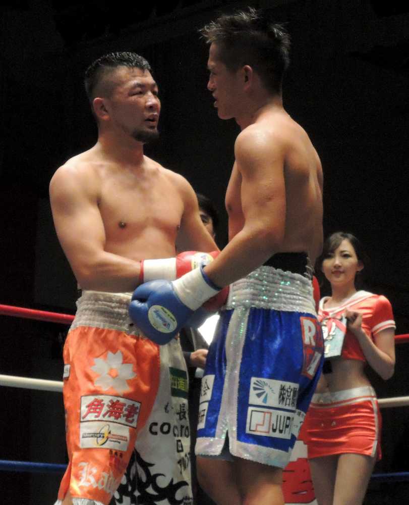 引退試合で対戦した越川（右）と健闘を称え合う坂本