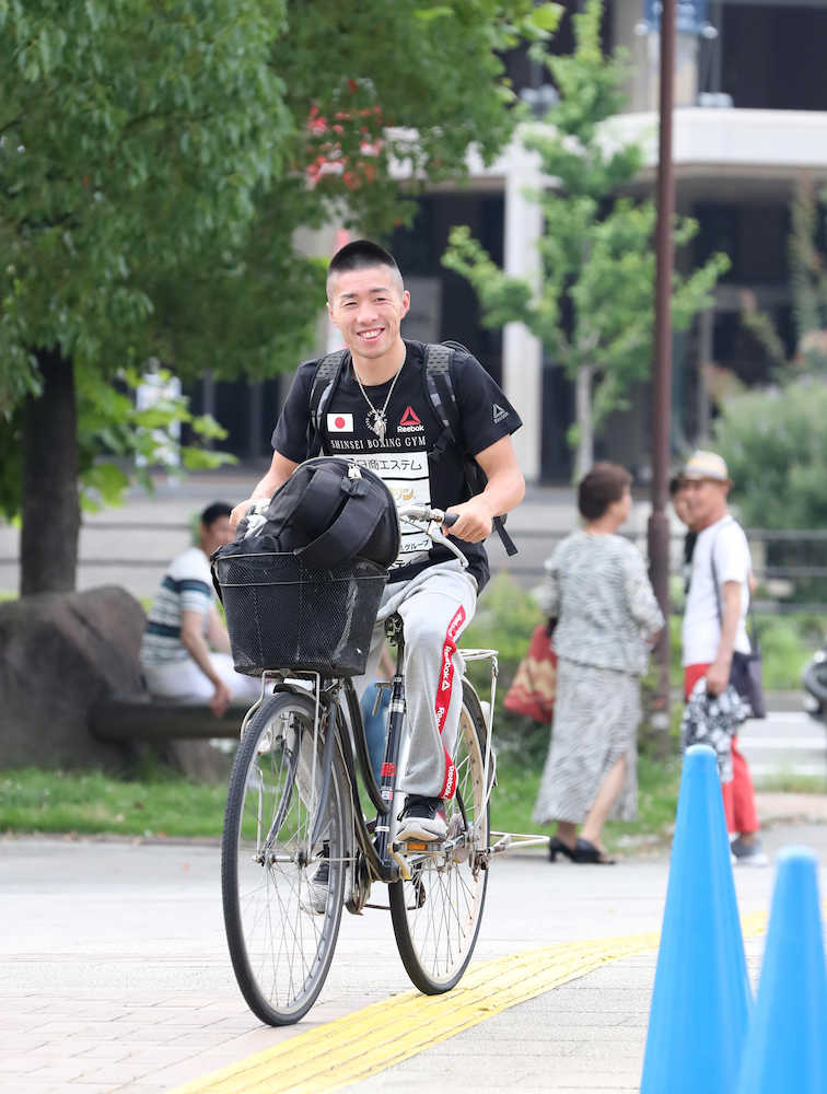 会場の神戸市中央体育館に自転車で来たチャンピオンの山中竜也、観客がびっくりの中満面の笑顔（撮影・井垣　忠夫）
