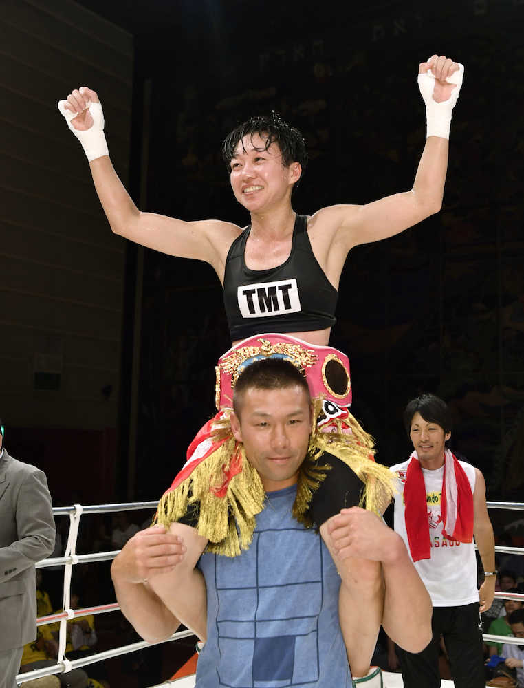 ＷＢＯ世界女子アトム級タイトルマッチで池山に勝利し、肩車され喜ぶ岩川