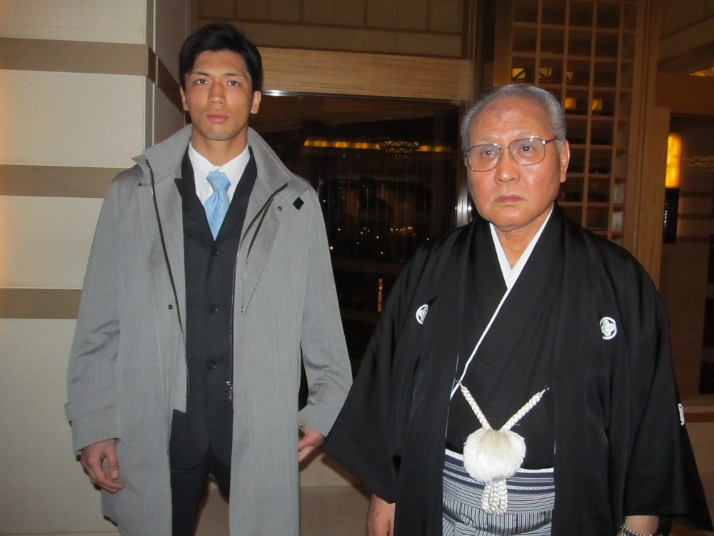 日本ボクシング連盟の山根明会長（右）と１２年ロンドン五輪金メダルの村田諒太