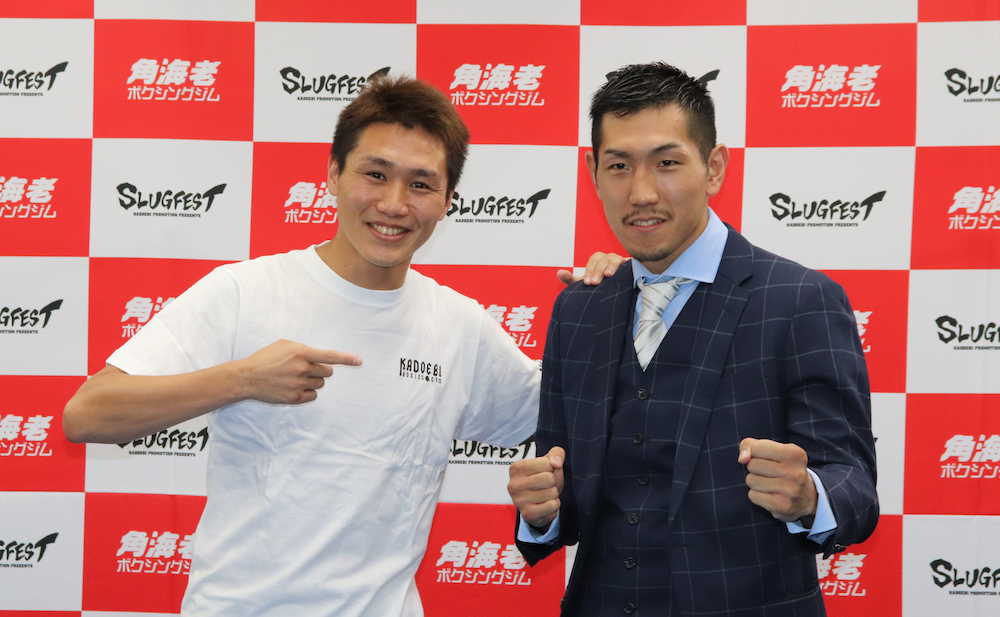 米トップランク社との契約を発表した岡田博喜（右）。左は専属マネジャーに名乗りを上げた元ＩＢＦ世界スーパーバンタム級王者の小国以載