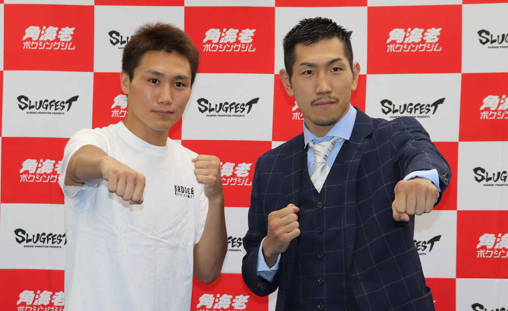 米トップランク社との契約を発表した岡田博喜（右）。左は元ＩＢＦ世界スーパーバンタム級王者の小国