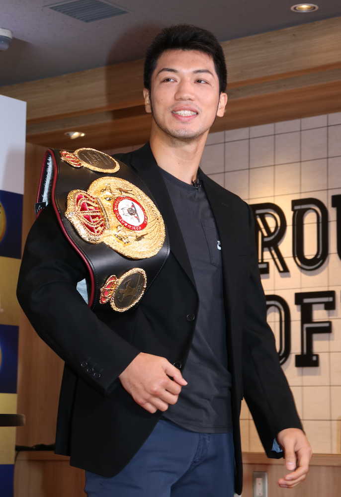 日本マクドナルド「金の月見バーガー」お披露目会にチャンピオンベルトを持って登壇した村田諒太