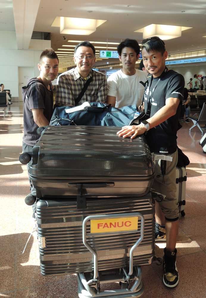 米国から帰国した大竹秀典（右）。左から飯田トレーナー、金子会長、川人トレーナー