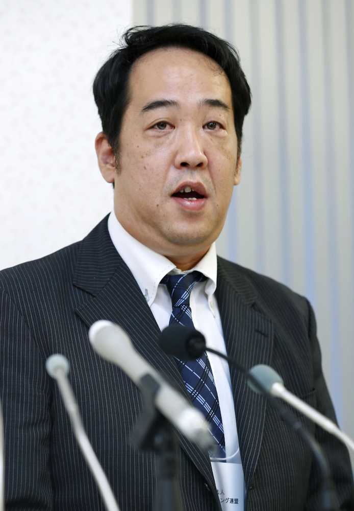 日本ボクシング連盟の新会長に選出され、取材に応じる内田貞信氏
