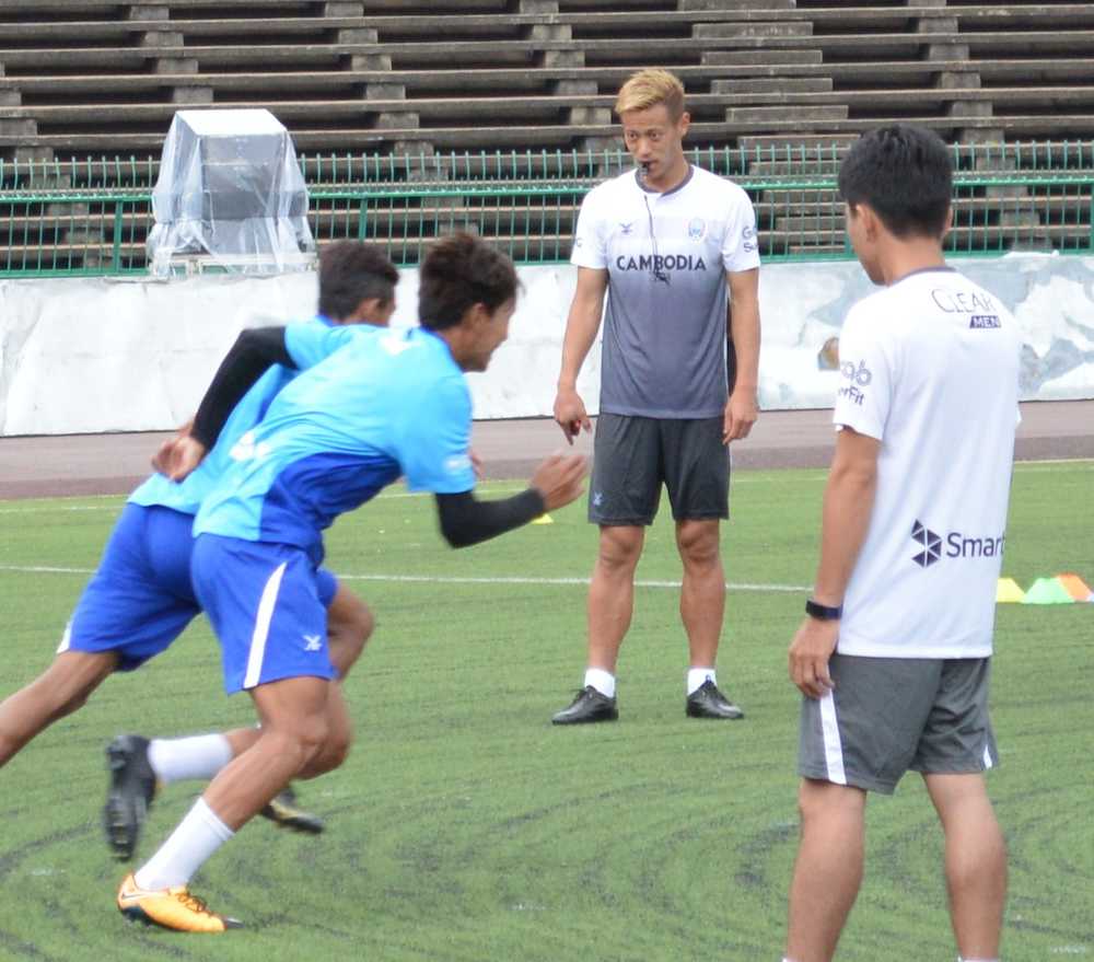 カンボジア代表を率いる本田は、マレーシア戦の前日練習でイレブンを指導する