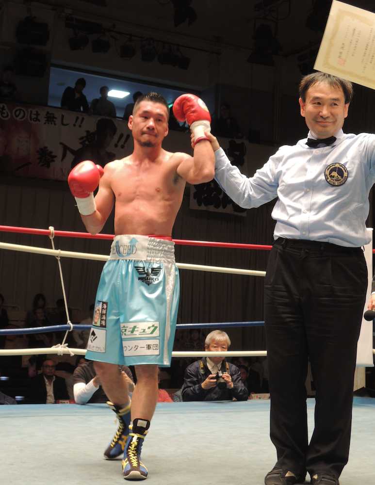 ７回ＴＫＯ勝ちで日本ライトフライ級王者への挑戦権を獲得した堀川謙一（左）