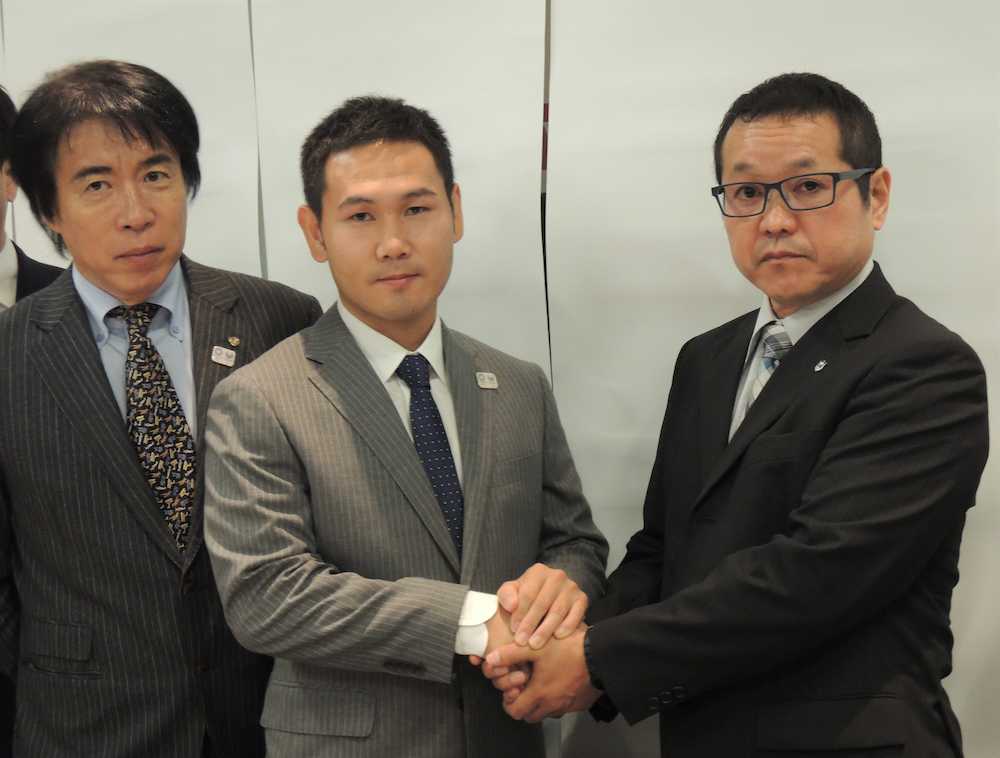 握手を交わす高山勝成（中）と日本ボクシング連盟・菊池浩吉副会長。左は中出博啓トレーナー