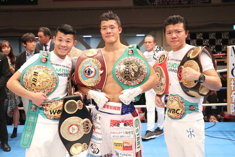 ３兄弟複数階級制覇を達成した（左から）亀田興毅氏、和毅、大毅氏（撮影・島崎忠彦）