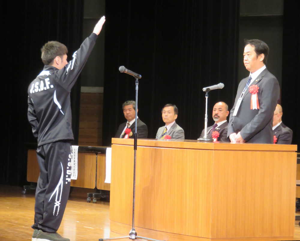 開会式で選手宣誓する地元・茨城の佐藤雄亮（左）。右は内田貞信・日本ボクシング連盟会長