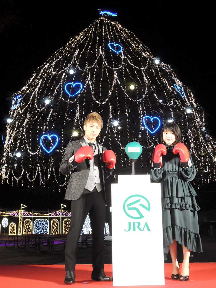 中山競馬場クリスマスイルミネーション拳灯式に登場した井上尚弥（左）と川島海荷