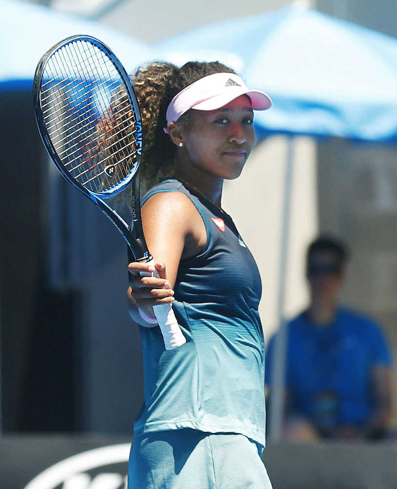 【画像・写真】女子シングルスで４回戦進出を決め、笑顔を見せる大坂