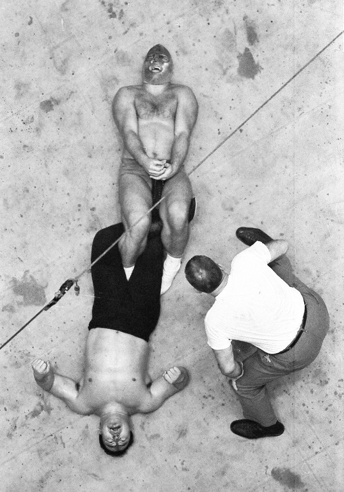 １９６３年５月２４日、東京体育館で力道山さん（下）に足４の字固めを決めるザ・デストロイヤーさん（撮影・宮崎仁一郎）