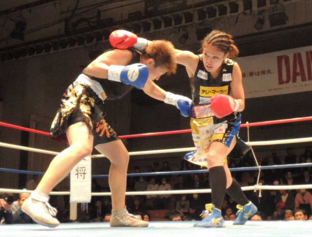 ＜日本女子バンタム級タイトルマッチ＞判定で2度目の防衛に成功した吉田実代（右）