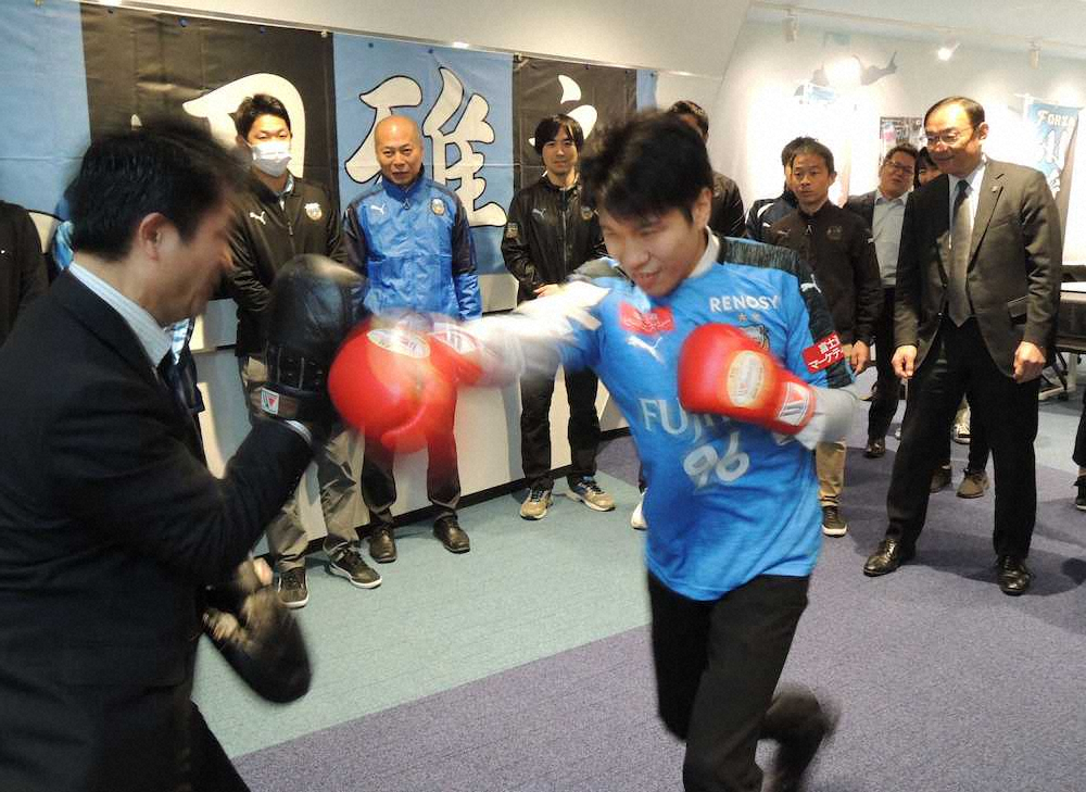 川崎フロンターレ事務所を表敬訪問し スタッフの前でミット打ちを披露した黒田雅之 右 スポニチ Sponichi Annex 格闘技
